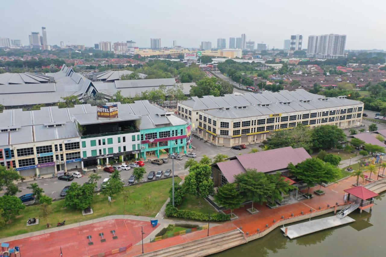 Riverfront Boutique Hotel Malacca Exterior photo